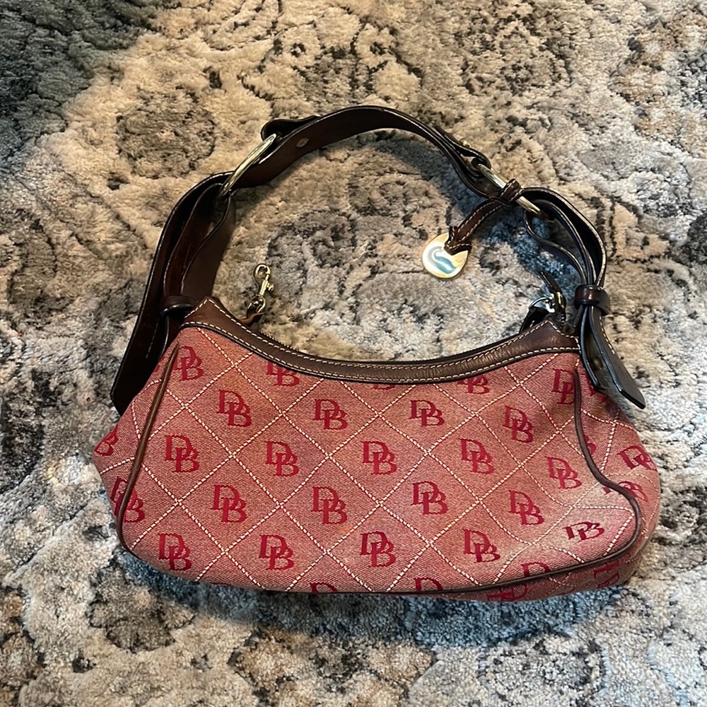 vintage dooney & bourke hand bag, awesome condition!